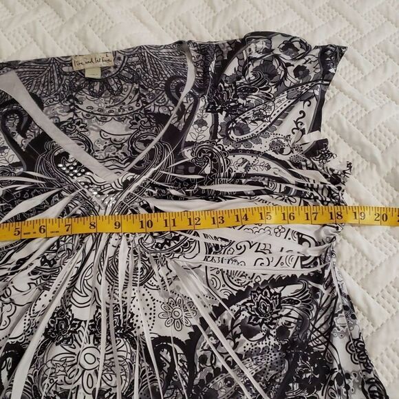 Live and Let Live. Live and Let  Black and White Graphics Boho Style Top. Size L - Picture 7 of 9